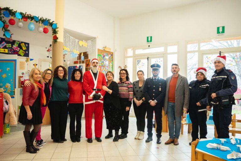 La Polizia Locale di San Giustino porta il Grinch nelle scuole dell’infanzia: consegnati i libricinida colorare insieme a Babbo Natale