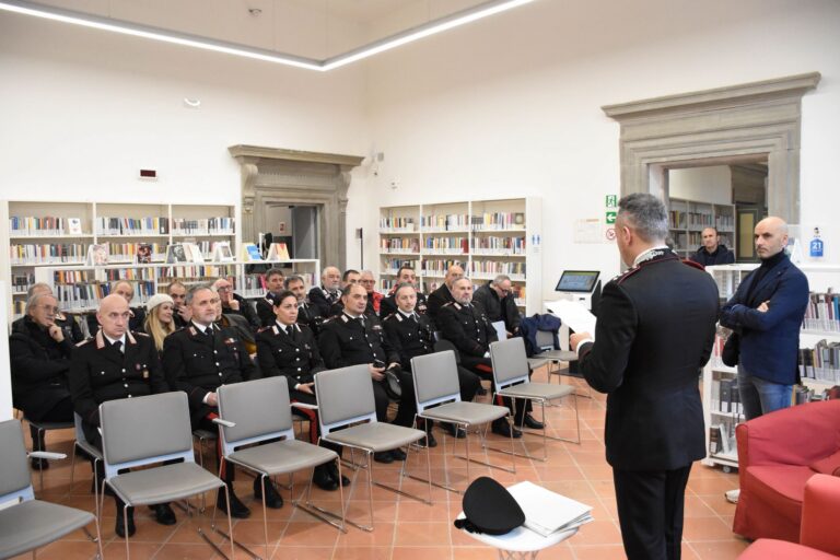 Alla Carducci gli auguri di Natale e festività dei Carabinieri fra i libri e gli scaffali