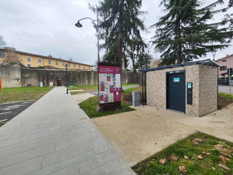 Nuovo bagno pubblico in centro storico: attivato stamattina il servizio igienico automatico e autopulente sotto il bastione del Cassero