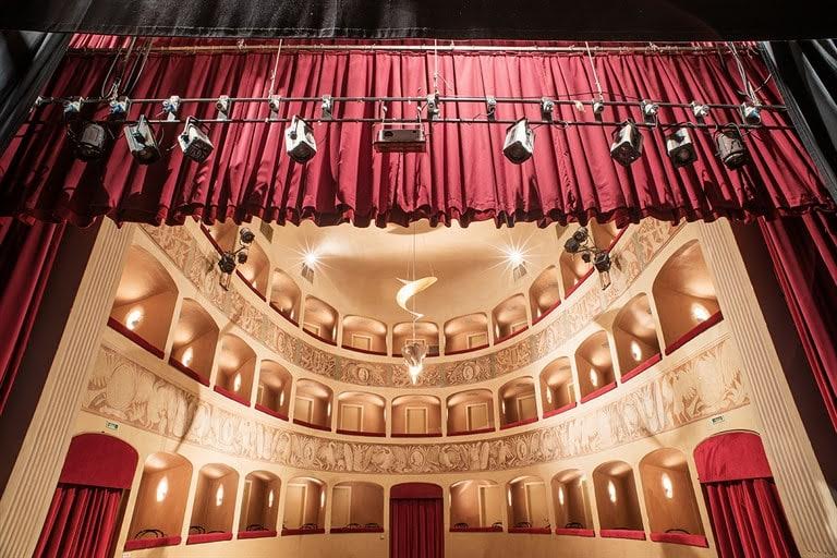 “Quà nessuno è fisso” al teatro dei riuniti una sera all’insegna della solidarietà”