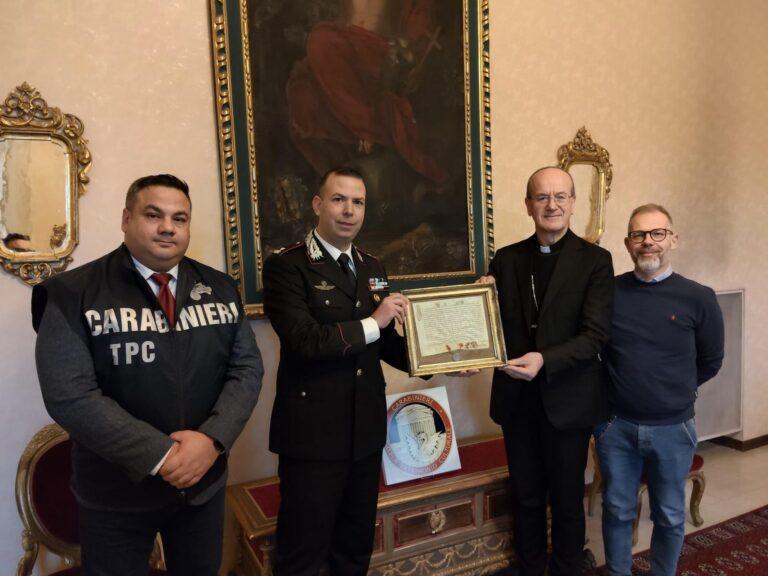 I Carabinieri del TPC (Tutela Patrimonio Culturale) di Perugia consegnano all’Archivio di Pesaro una Bolla di Papa Clemente X del 1673