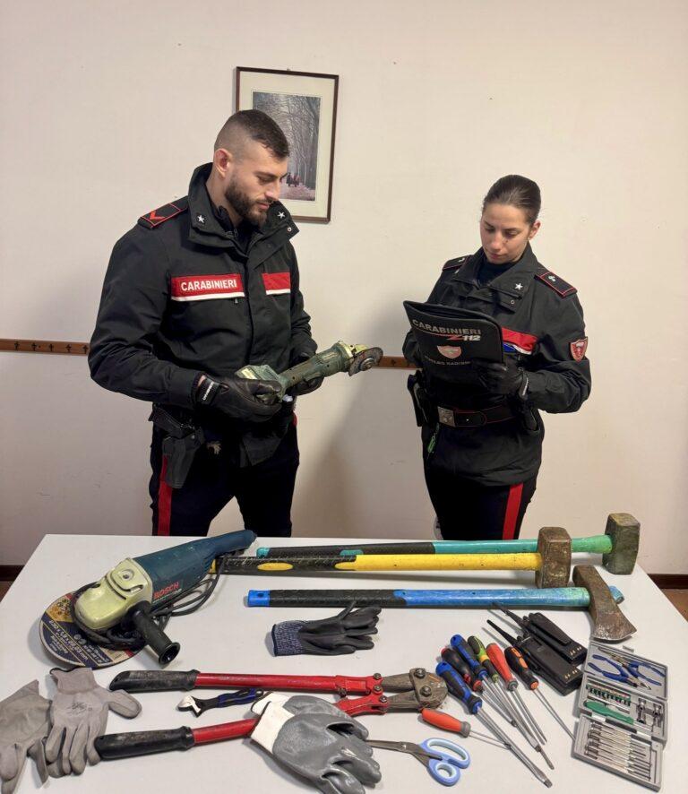 Castiglione del Lago:  tentano di sfuggire al controllo ma vengono costretti dai Carabinieri ad abbandonare l’autovettura rubata, refurtiva a bordo, una pistola scacciacani e numerosi arnesi da scasso. Uno dei fuggitivi arrestato