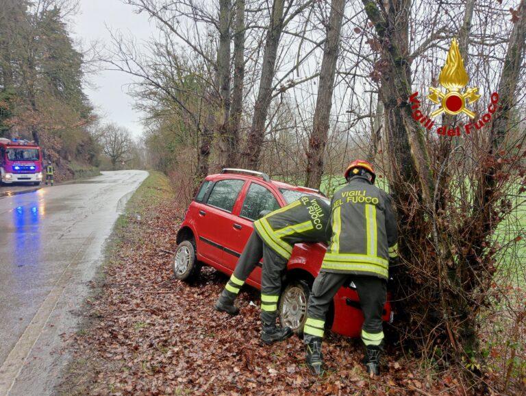 Incidente a Città di Castello: conducente rimane incastrata all’interno della propria auto, necessario l’imtervento dei Vigili del Fuoco