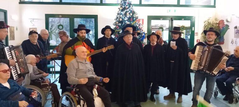 La Befana della Mattonata porta gioia alla residenza protetta Muzi Betti