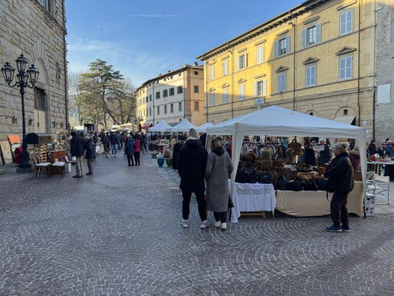 Retrò 2026: il mercatino del vintage si espande a Corso Vittorio Emanuele e piazza delle Tabacchine