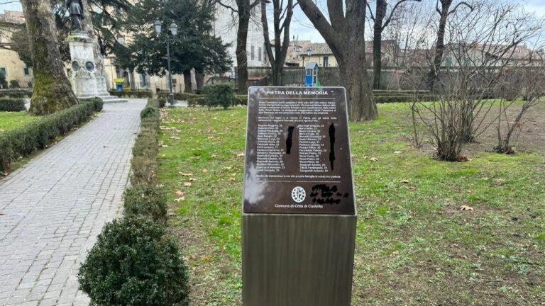 Atto vandalico contro la Pietra della memoria collocata nei Giardini del Cassero, ferma condanna del PSI tifernate
