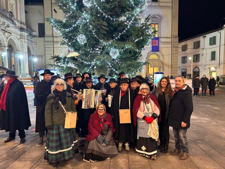 Con la “pasquella” la città ha fatto festa. Fisarmonica, chitarre, mandolino, mantelli, abiti e canti popolari