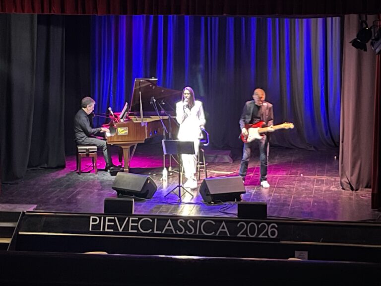 “Tutti in piedi per Silvia Epi: il Teatro Papini di Pieve Santo Stefano sold out per ‘Tanti piccoli pezzi di cuore’