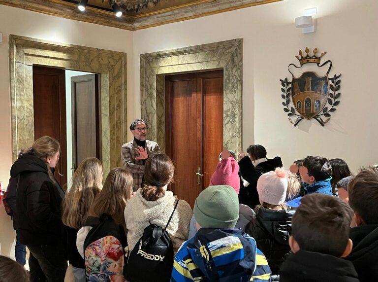 Gli alunni della scuola primaria di Pierantonio in visita al Palazzo Comunale: educazione civica, partecipazione e dialogo con le istituzioni