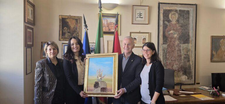 Nel segno di San Francesco e della Eco-Bandiera della Pace, Moira Lena Tassi dona un’opera al Comune di Assisi