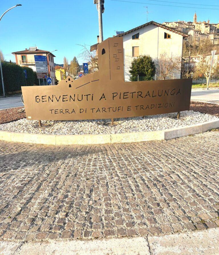 Un nuovo biglietto da visita per Pietralunga: completata la riqualificazione della rotonda d’ingresso