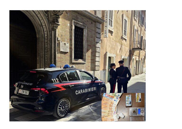 Foligno, aggredisce una fioraia con forbici da potatura: arrestato 25enne, sequestrato oltre un etto di droga
