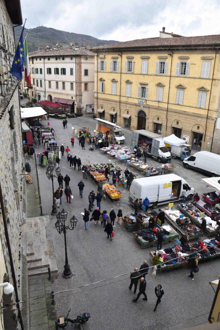 Svolgimento in sicurezza dei mercati settimanali su aree pubbliche: modifiche alla viabilità in piazza Gabriotti, piazza Costa e largo Gildoni
