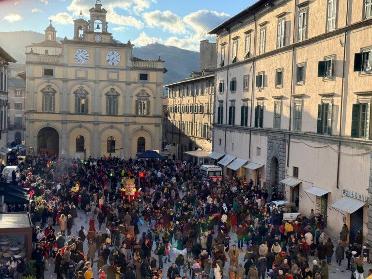 Una bella domenica a Città di Castello: piazze gremite per il Carnevale e per Retrò
