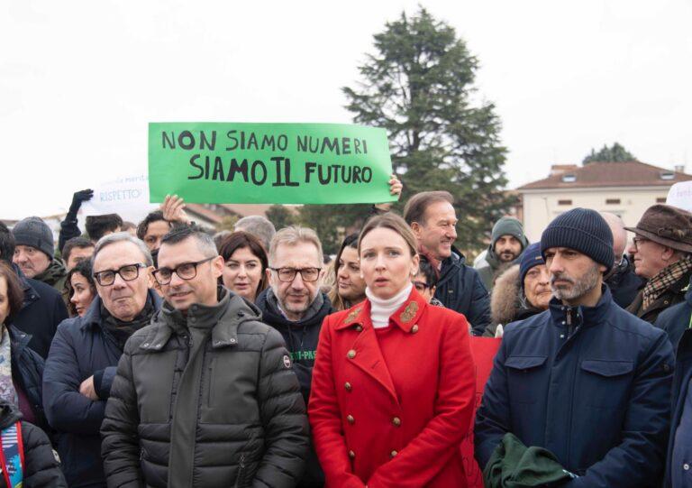 Dimensionamento scolastico: tanta gente questa mattina davanti al cantiere della Dante Alighieri