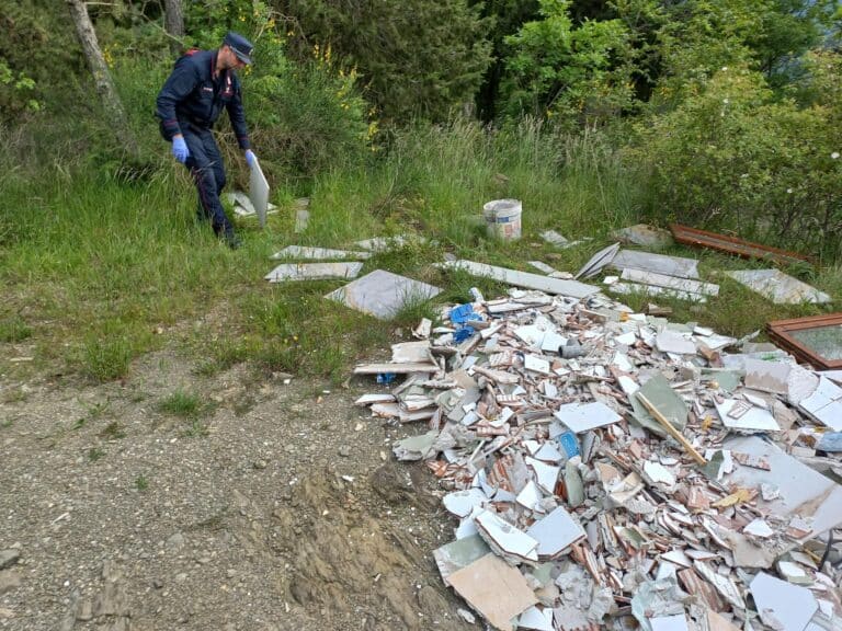 Valtiberina, sequestrata azienda agricola: scoperto deposito di rifiuti speciali