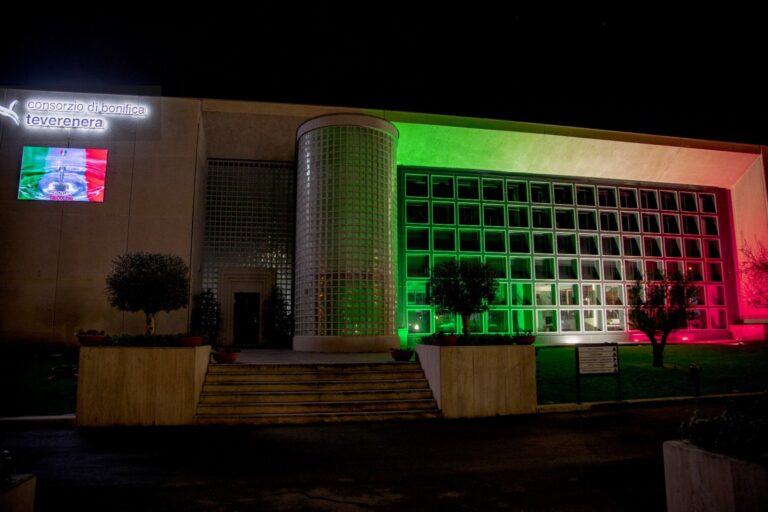 Terni, la sede del Consorzio di bonifica Tevere-Nera illuminata per la “Notte delle idrovore tricolori”