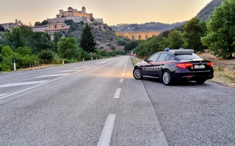 Spoleto, ubriaco litiga in strada e aggredisce i Carabinieri: arrestato 48enne