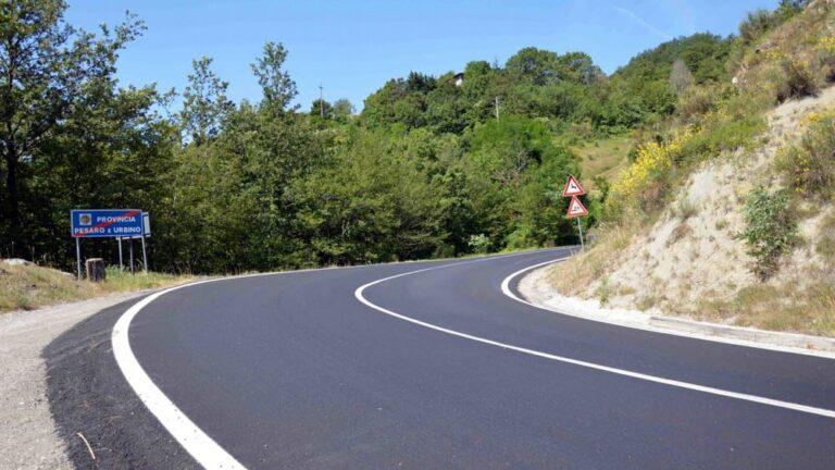 Incidente sulla SR 257 Apecchiese: motociclista perde il controllo e finisce nel dirupo