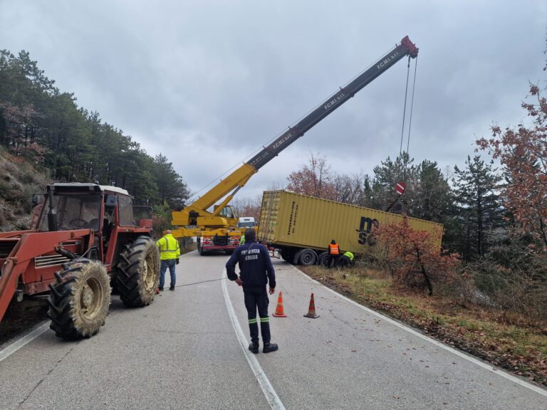 SR 257 Apecchiese, rimosso il mezzo pesante finito nella scarpata: traffico ripristinato