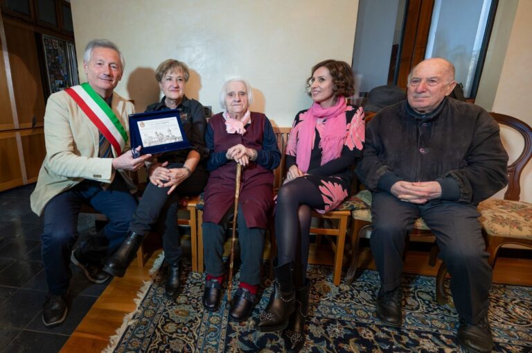 Lina Sabbioni compie 100 anni: la “regina” della famiglia tra ricami, crostate e una vita di coraggio