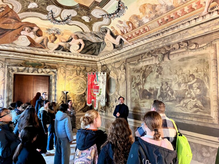 Le classi terze della scuola secondaria di primo grado di Umbertide incontrano il Sindaco Carizia: educazione civica, partecipazione e dialogo con le istituzioni presso il palazzo comunale