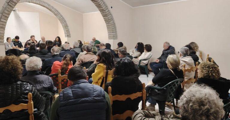 Fighille, partecipata assemblea pubblica con i cittadini: confronto con l’amministrazione comunale