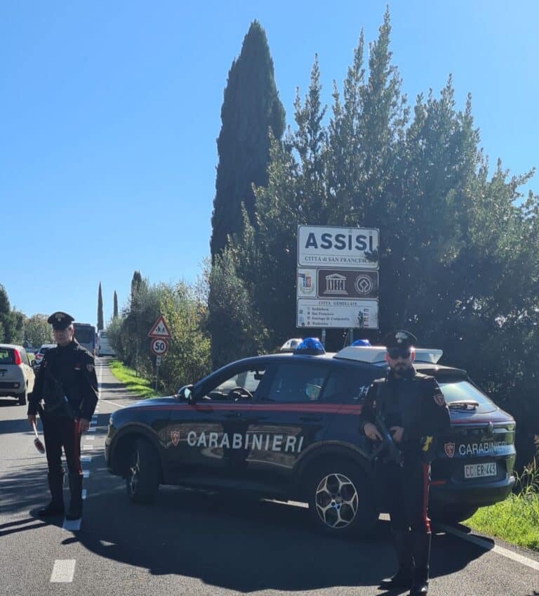 Assisi, fuga ad alta velocità dopo l’alt dei Carabinieri: arrestato un 25enne