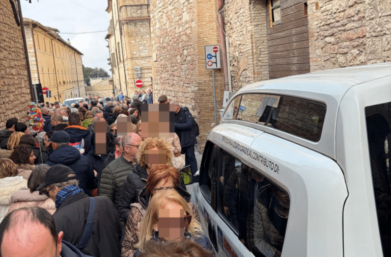 Assisi, residenti del centro storico: “La città non può diventare uno spartitraffico per i santuari”