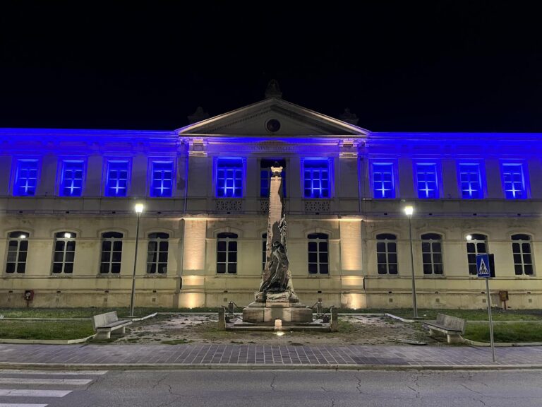 La Scuola Garibaldi si illumina di blu in occasione della Giornata Mondiale della Consapevolezza sull’Autismo
