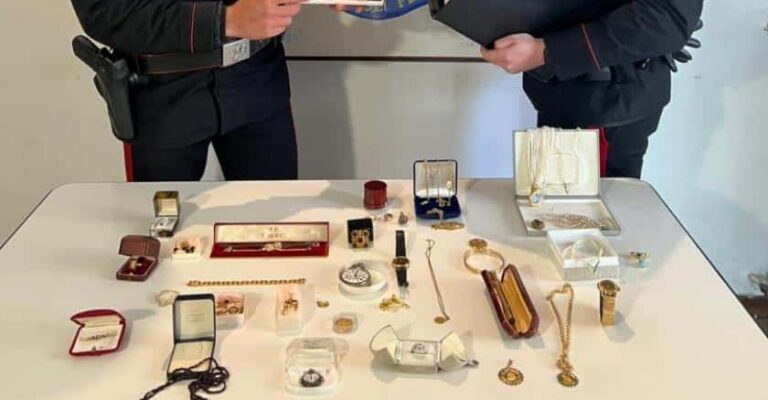 Sansepolcro, finti Carabinieri truffano un’anziana e fuggono con oro per 40mila euro: arrestati dopo un inseguimento