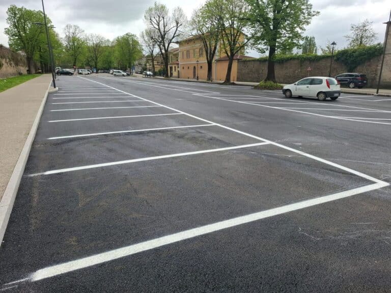 Sansepolcro, riqualificato il parcheggio di Porta del Ponte: più posti auto e decoro urbano