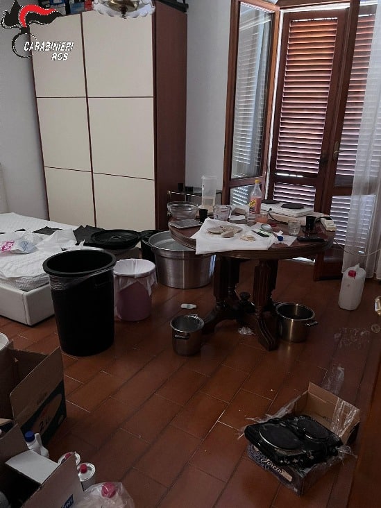 Scoperta raffineria di cocaina a Foligno: tre arresti. Sequestrati 7,4 kg di droga e laboratorio clandestino