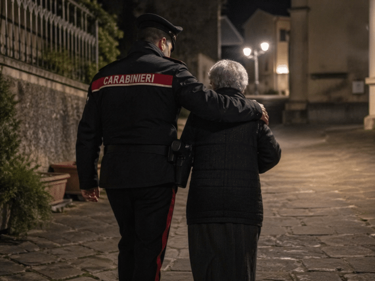 Citerna, anziana cade dal balcone su una tettoia: salvata da un carabiniere fuori servizio