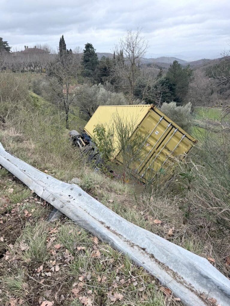 SR 257 Apecchiese chiusa venerdì: rimozione veicolo