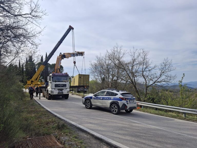 Riaperta la SR 257 Apecchiese dopo rimozione veicolo