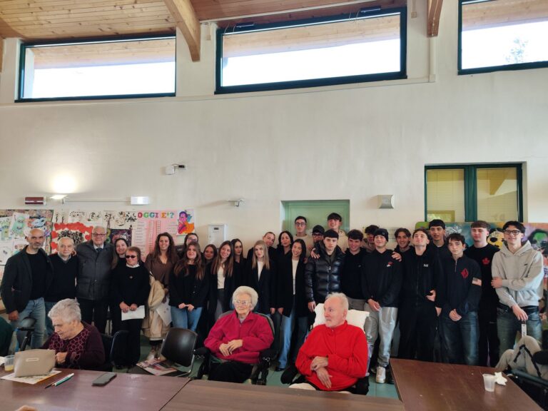 Pasqua di solidarietà alla Asp Muzi Betti: studenti in visita e un maxi uovo per gli ospiti