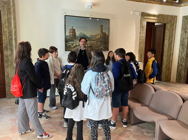 Umbertide, studenti della “Anna Frank” in visita tra Comune e biblioteca dopo la riapertura della scuola