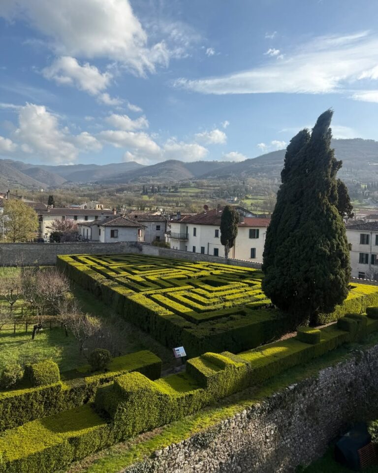 “Vieni a perderti nel labirinto”: a Castello Bufalini di San Giustino torna la sfida nel giardino storico