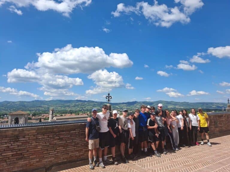 Sui “Passi di Francesco”: si conclude il cammino della 2B Classico del Liceo Plinio il Giovane fino a Gubbio