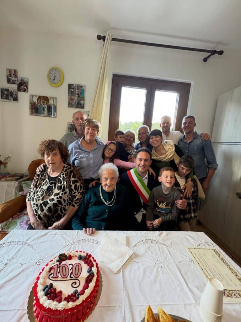 Anghiari festeggia i 100 anni di Rina: “Un secolo di vita fatto di esperienza, saggezza e ricordi”