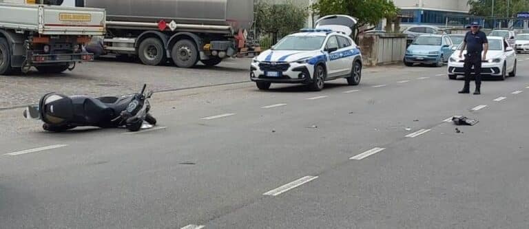 Scontro tra auto e scooter nella zona industriale di Cerbara: ferito un 59enne