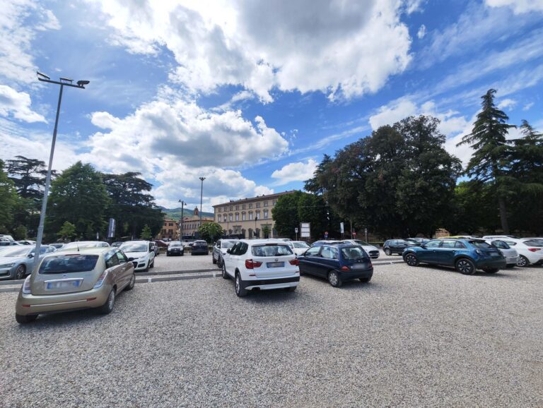Ex scuola Garibaldi, il Comune replica sulle criticità del parcheggio: “La ghiaia scelta per facilità di manutenzione e carattere provvisorio”