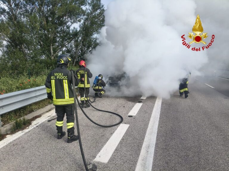 Auto in fiamme sulla E45 all’altezza di Promano: intervengono i Vigili del Fuoco
