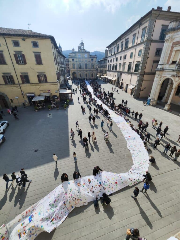 Umbria e Marche unite per la pace: la Eco-Bandiera collettiva arriva a Polverigi con 200 bambini