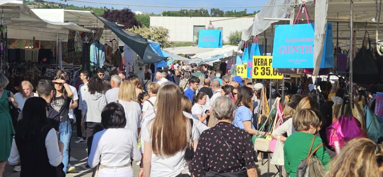 Perugia, torna lo spettacolo degli Ambulanti di Forte dei Marmi: domenica shopping a Pian di Massiano