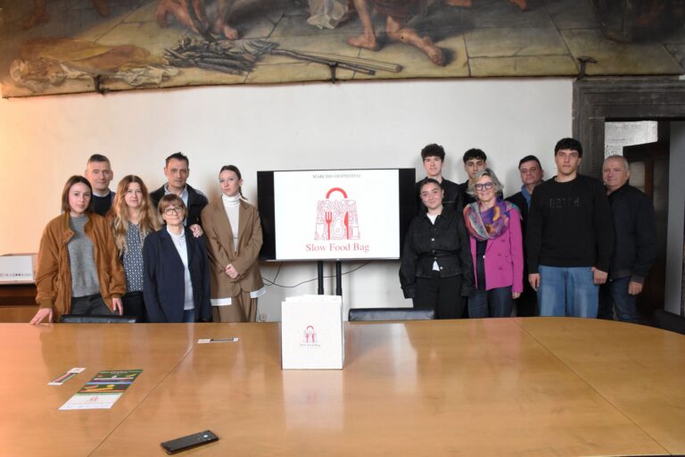 “Se non lo mangi, portalo via”: a Città di Castello i giovani guidano la campagna contro lo spreco alimentare