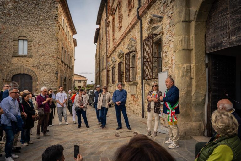 Artisti al Monte, inaugurata sabato 9 maggio la XIV edizione: Palazzo Bourbon si trasforma in una galleria d’arte