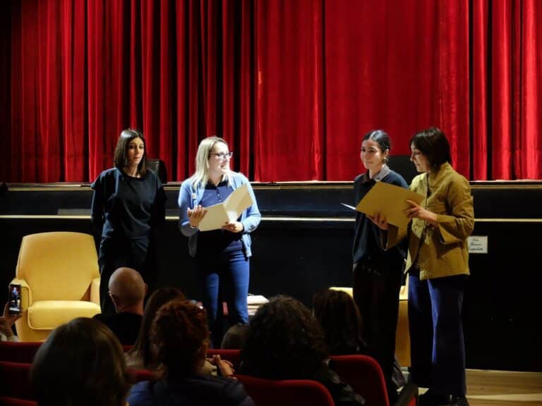 Un libro di tre pagine conquista Pieve Santo Stefano: Maria Vittoria Lensi e Viola Mariacci vincono “Libri Fatti a Mano”