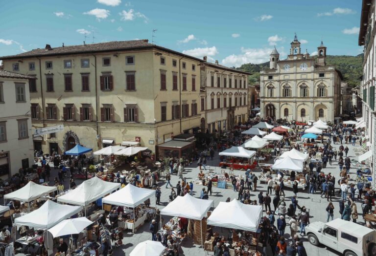 Città di Castello si veste di vintage: domenica tra Retrò, moto d’epoca e solidarietà nel cuore del centro storico